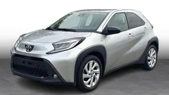 1l0 shimmering silver Brugt 2022 Toyota Aygo X Active SUV | 144.900 kr. (Fair pris)
