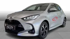 Shimmering silver Brugt 2025 Toyota Yaris Style Sedan | 273.890 kr.