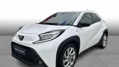 040 pure white Brugt 2024 Toyota Aygo Active Hatchback | 144.990 kr. (Fair pris)