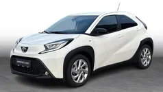 040 pure white Ny 2025 Toyota Aygo Active Hatchback | 153.900 kr. (Fair pris)