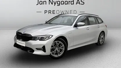 Sølvmetal Brugt 2021 BMW 330e Sport Line Stationcar | 264.000 kr. (Super pris)