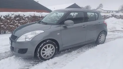 Farve: sortmetal Brugt 2013 Suzuki Swift Hatchback | 49.900 kr. (Fair pris)