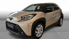Ginger beige/night sky black Brugt 2023 Toyota Aygo Pulse Hatchback | 149.900 kr. (Lidt for dyr)