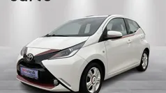 Hvid m/rødt foldetag Brugt 2017 Toyota Aygo Hatchback | 74.900 kr. (Fair pris)