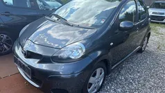 Grå Brugt 2011 Toyota Aygo Hatchback | 32.990 kr. (Fair pris)
