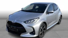 1l0 shimmering silver Ny 2025 Toyota Yaris Style Sedan | 263.900 kr. (Fair pris)