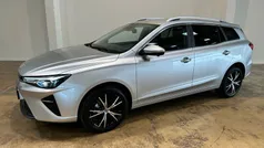 Medal silver metallic Ny 2025 MG MG5 EV Luxury Stationcar | 199.990 kr. (Fair pris)