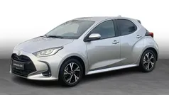 1l0 shimmering silver Brugt 2024 Toyota Yaris Hybrid Comfort Hatchback | 229.900 kr. (Fair pris)