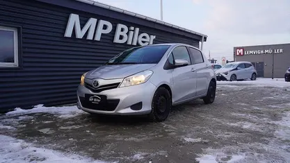 Brugt Toyota Yaris T3 100 HK (73 kW) 2011 Sølvmetal Hatchback