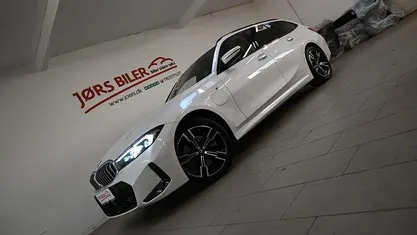 Hvidmetal Brugt 2024 BMW 320e M Sport Stationcar | 349.800 kr. (Fair pris)