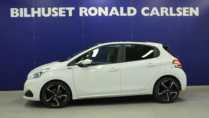 Hvid Brugt 2018 Peugeot 208 Signature Sky Hatchback | 77.900 kr. (Fair pris)