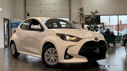 Hvidmetal Brugt 2021 Toyota Yaris Hybrid H1 Hatchback | 144.799 kr. (Fair pris)
