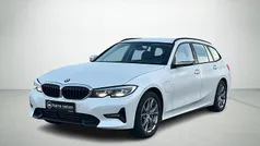 Hvid Brugt 2021 BMW 330e Sport Line Stationcar | 299.900 kr. (Fair pris)