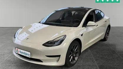 Hvid Brugt 2025 Tesla Model 3 Standard Range Sedan | 229.500 kr. (Super pris)