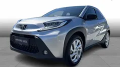 Shimmering silver (sølvmetal) Brugt 2023 Toyota Aygo Active Hatchback | 164.900 kr. (Fair pris)