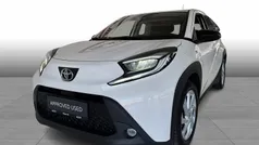 040 pure white Brugt 2022 Toyota Aygo Active Hatchback | 129.900 kr. (Fair pris)