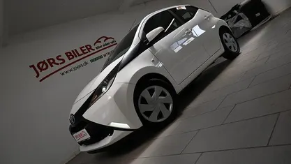 Hvid Brugt 2016 Toyota Aygo X-play Hatchback | 64.800 kr. (Fair pris)