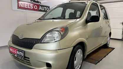Champagnemetal Brugt 2000 Toyota Yaris Sol Stationcar | 39.800 kr.