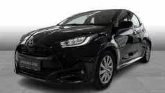 209 night sky black Brugt 2022 Toyota Yaris Hybrid Active Hatchback | 194.900 kr. (Fair pris)
