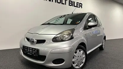 Sølvmetal Brugt 2011 Toyota Aygo Hatchback | 27.400 kr. (Fair pris)