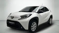 Hvid Brugt 2023 Toyota Aygo Active Hatchback | 154.980 kr. (Fair pris)