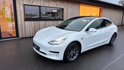 Perlemorshvid Brugt 2020 Tesla Model 3 Standard Range Sedan | 149.900 kr. (Fair pris)