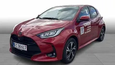 3u5 flame red Ny 2024 Toyota Yaris Hybrid Style Hatchback | 239.900 kr. (Fair pris)