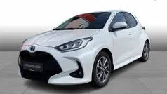 Pearl white Brugt 2022 Toyota Yaris Hybrid Active Hatchback | 199.900 kr. (Fair pris)