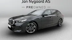 Sortmetal Brugt 2025 BMW i5 M Sport Sedan | 549.000 kr. (Fair pris)
