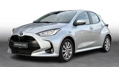 Shimmering silver Brugt 2022 Toyota Yaris Hybrid Active Hatchback | 199.900 kr. (Fair pris)