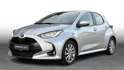 Shimmering silver Brugt 2022 Toyota Yaris Hybrid Active Hatchback | 199.900 kr. (Fair pris)