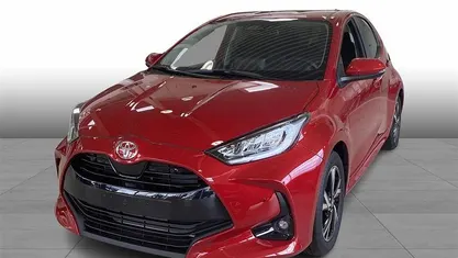 3u5 flame red Ny 2025 Toyota Yaris Hybrid Style Hatchback | 269.900 kr. (Fair pris)