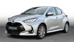 Shimmering silver Brugt 2022 Toyota Yaris Hybrid Active Hatchback | 199.900 kr. (Fair pris)