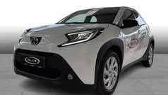 040 pure white Brugt 2025 Toyota Aygo Active Hatchback | 158.990 kr. (Fair pris)