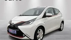 Hvid m/rødt foldetag Brugt 2017 Toyota Aygo Hatchback | 69.900 kr. (God pris)