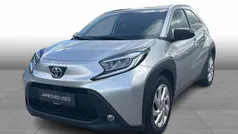 Shimmering silver Brugt 2022 Toyota Aygo Active Hatchback | 124.900 kr. (Fair pris)