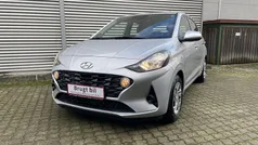 New sleek silver Brugt 2023 Hyundai i10 Essential Hatchback | 124.900 kr. (Fair pris)