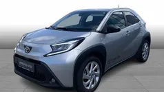 Sølvmetal Brugt 2023 Toyota Aygo Active Hatchback | 134.900 kr. (Fair pris)