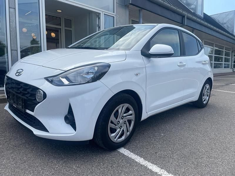 Hvid Brugt 2023 Hyundai i10 Advanced Hatchback | 119.900 kr. (Fair pris) - Billede 1/3