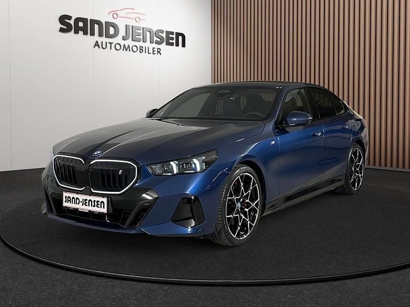 Blåmetal Brugt 2025 BMW i5 M Sport Sedan | 529.900 kr. (God pris) - Billede 1/4