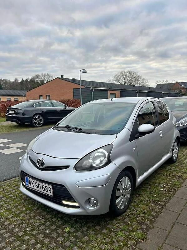Grå Brugt 2014 Toyota Aygo Hatchback | 23.999 kr. (God pris) - Billede 1/4