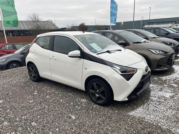 068 white Brugt 2018 Toyota Aygo x-press Hatchback | 78.888 kr. (Fair pris) - Billede 1/1