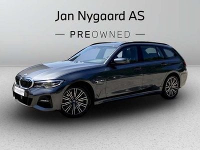 Gråmetal Brugt 2022 BMW 330e M Sport Stationcar | 389.000 kr.