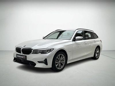 Hvidmetal Brugt 2021 BMW 330e Sport Line Stationcar | 314.900 kr. (Fair pris)