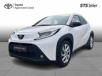 040 pure white Brugt 2024 Toyota Aygo Active Hatchback | 144.995 kr. (Fair pris)