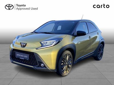 2ty brass gold/night sky bla Brugt 2023 Toyota Aygo Design Hatchback | 149.900 kr. (Lidt for dyr)