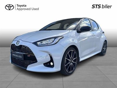 Platinum pearl white/night Brugt 2022 Toyota Yaris Sport Hatchback | 249.995 kr. (Lidt for dyr)