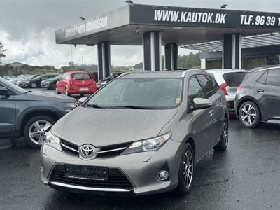 Grå metel (beise). Brugt 2013 Toyota Auris Comfort Stationcar | 84.900 kr. (God pris)