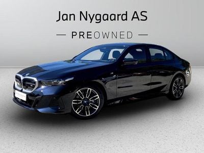 Carbonsortmetal Ny 2025 BMW i5 M Sport Sedan | 739.000 kr. (Fair pris)