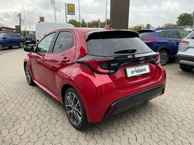 Flame red Brugt 2024 Toyota Yaris Hybrid Executive Hatchback | 279.990 kr.